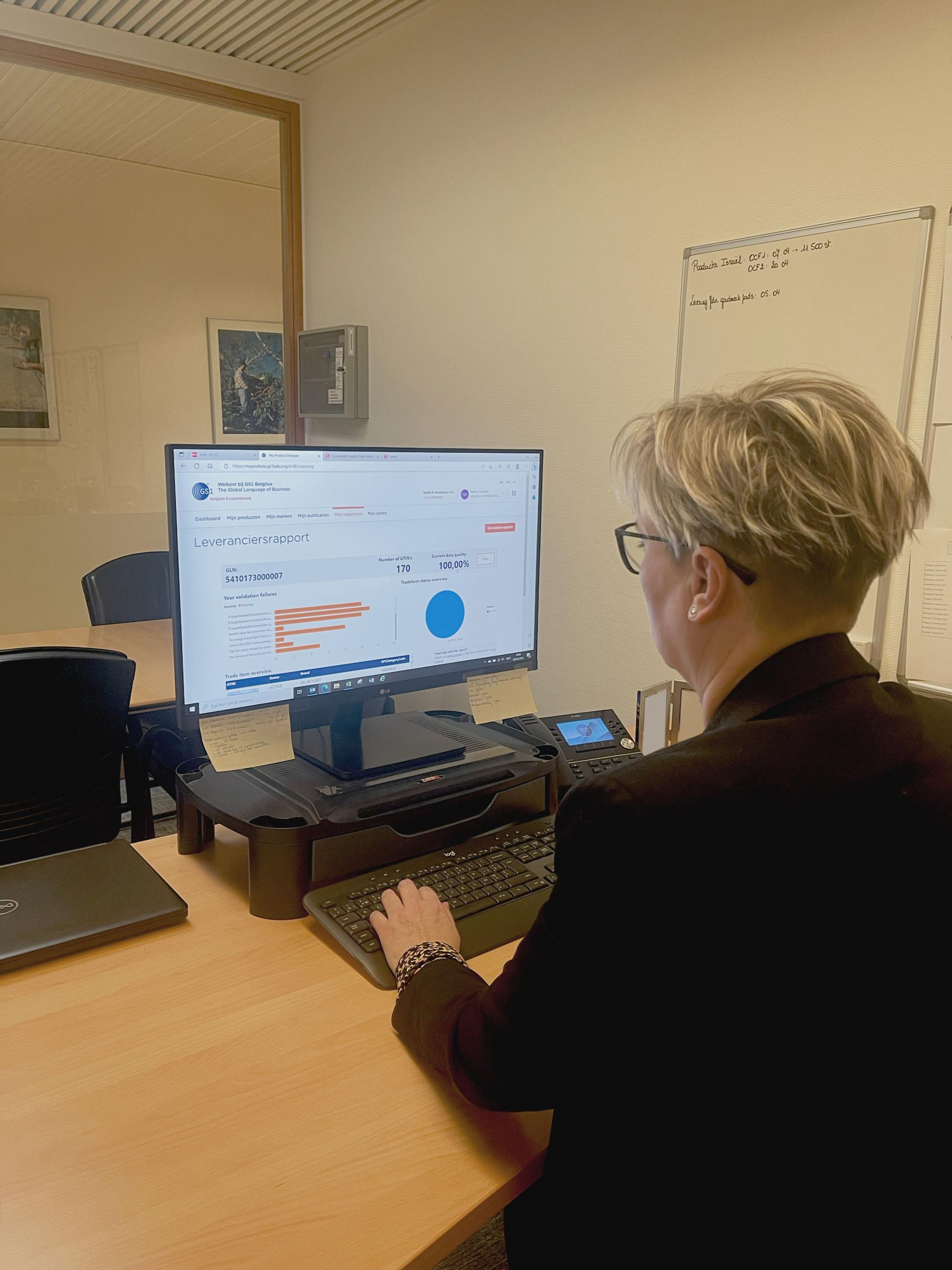 Medewerker op computer